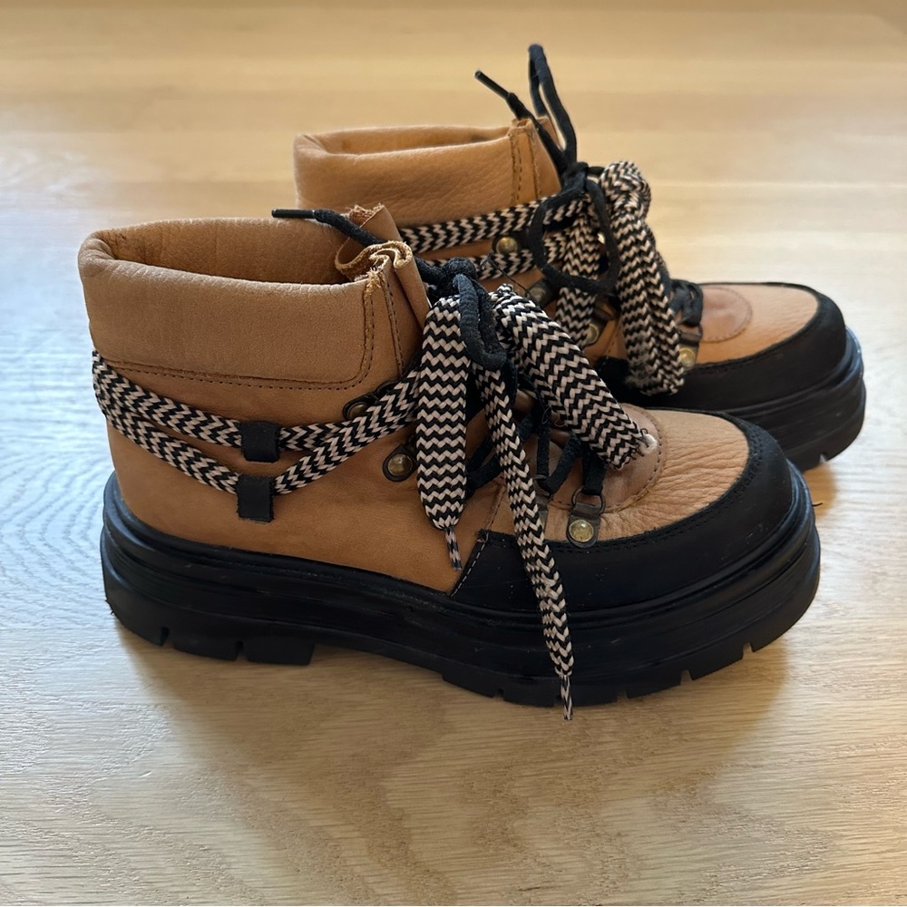 NEVER WORN Unique leather chic shoes from Argentina. Size 5